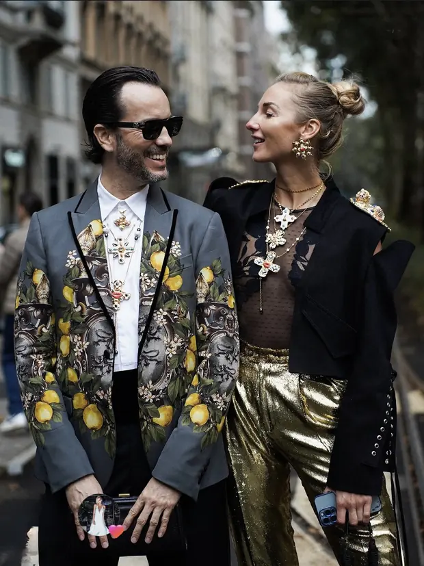Парный street style: узоры и золотые детали